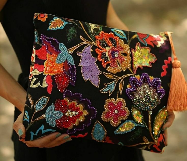 Clutch artesanal con flores bordadas en cuentas