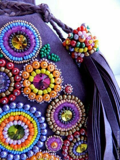Pieza floral elaborada con cuentas y lentejuelas