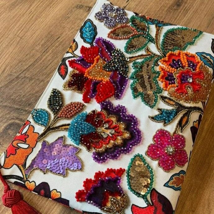 Detalle de bolso con mosaico de cuentas de colores